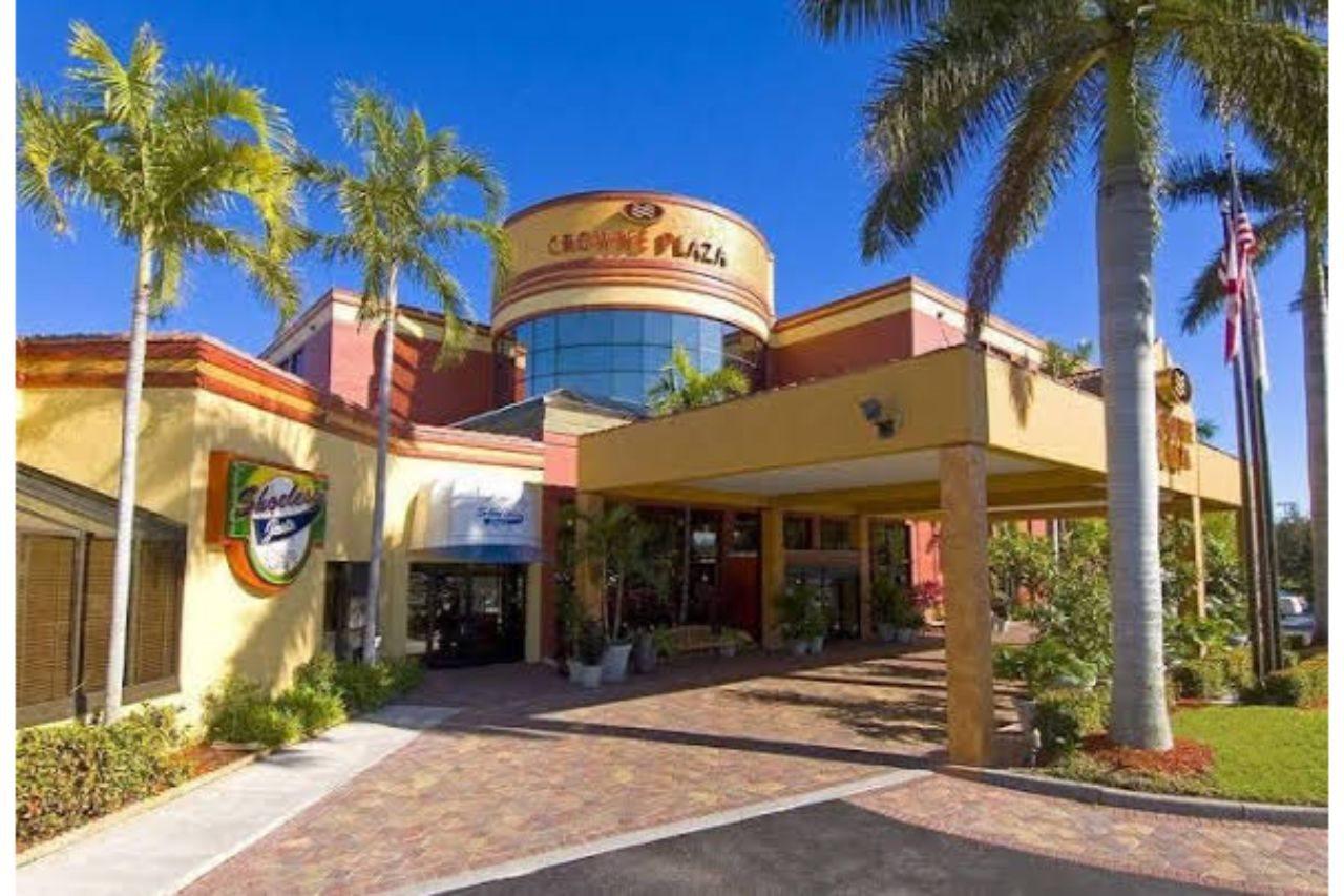 Doubletree By Hilton Fort Myers At Bell Tower Shops Hotel Exterior photo