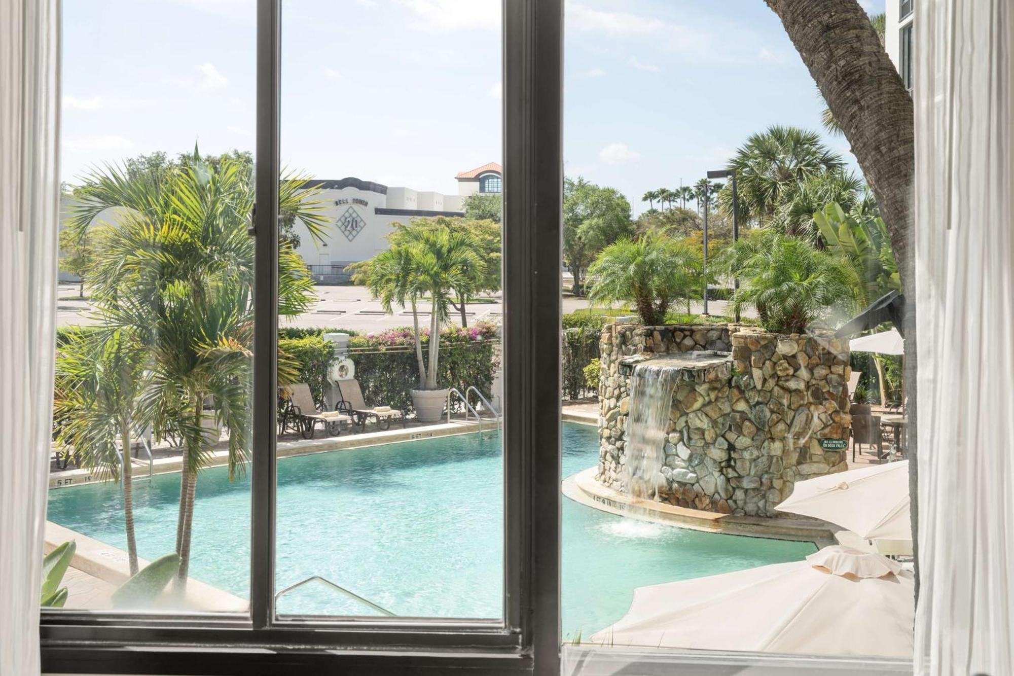 Doubletree By Hilton Fort Myers At Bell Tower Shops Hotel Exterior photo